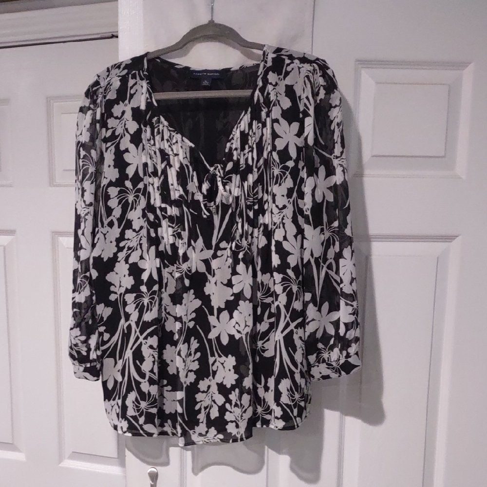 Tommy Hilfiger beautiful black and white flowy blouse. Sheer sleeves. Lined. XL